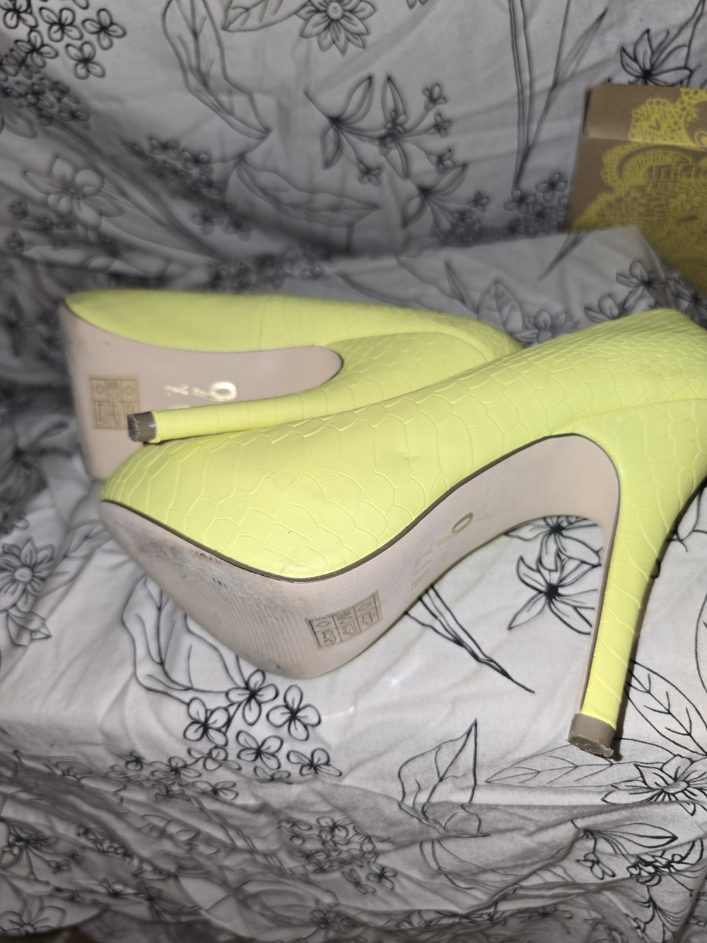 Mix No. 6 Women’s Yellow Platform Pump - Picture 4 of 5